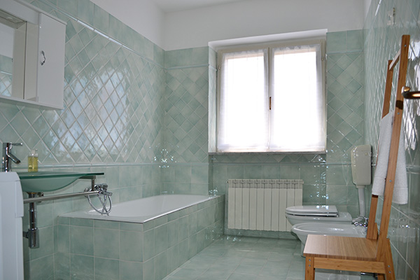A Pochi Passi Appartamenti Venaria - Appartamento Sole - bagno con vasca